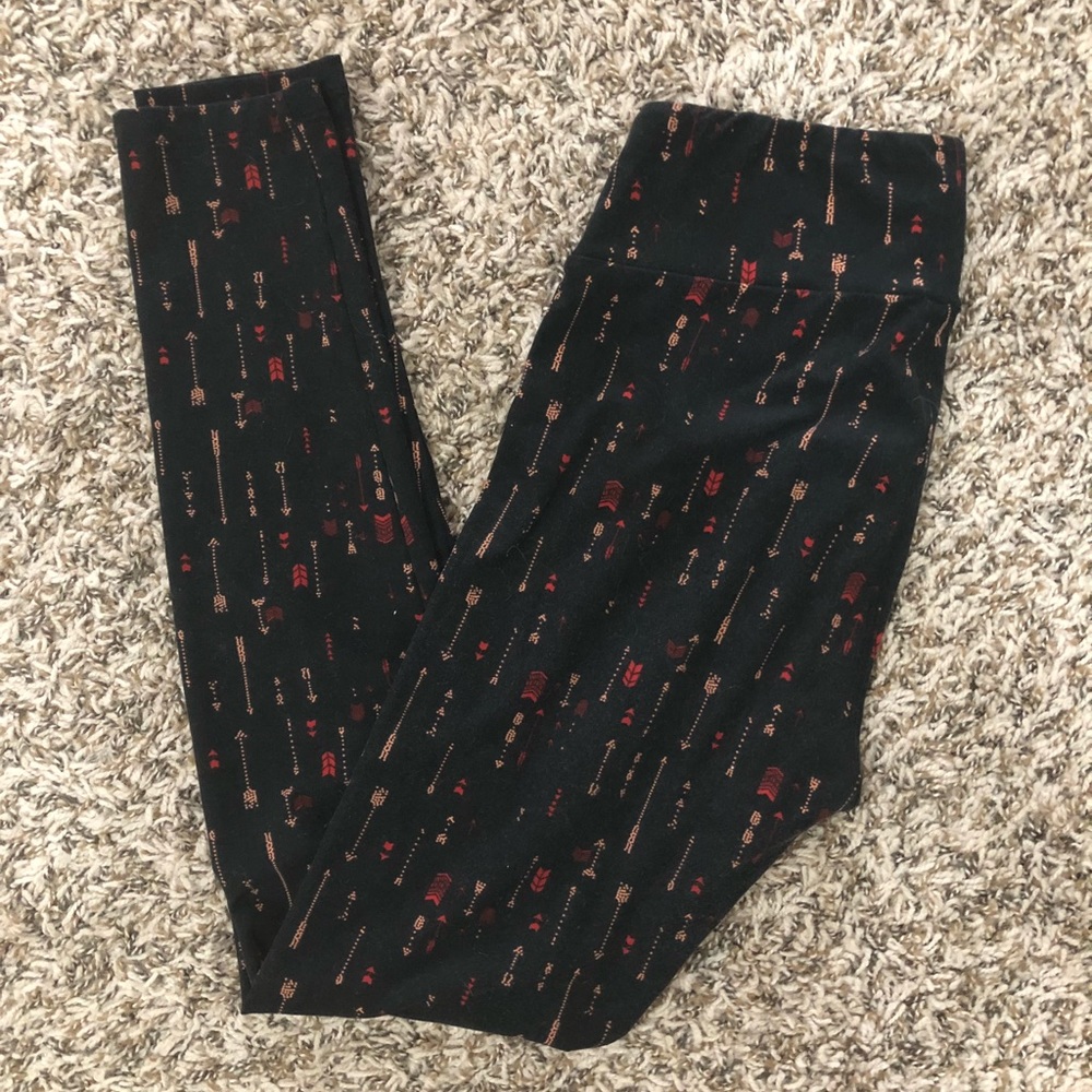 LuLaRoe One Size arrow leggings black background
